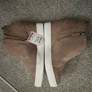 Woman’s platform wedge shoe. Size 8